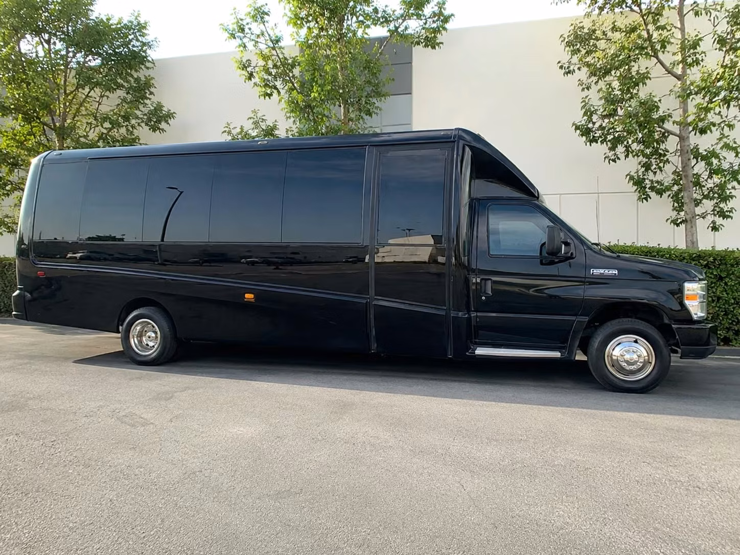 minibus rentals for paterson bridal party pickup and photo stops